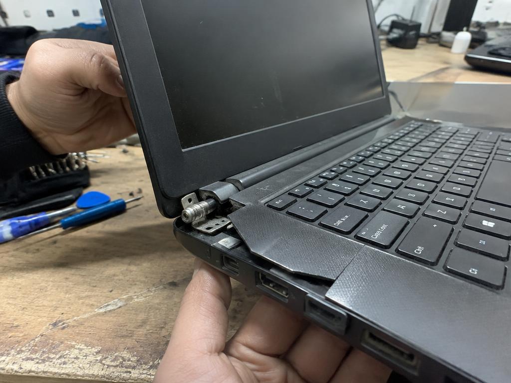 Popravka polomljene šarke i kućišta laptopa