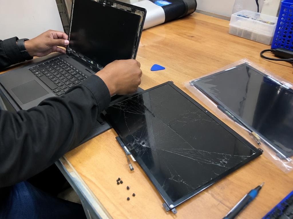 Zamena polomljenog ekrana na laptopu