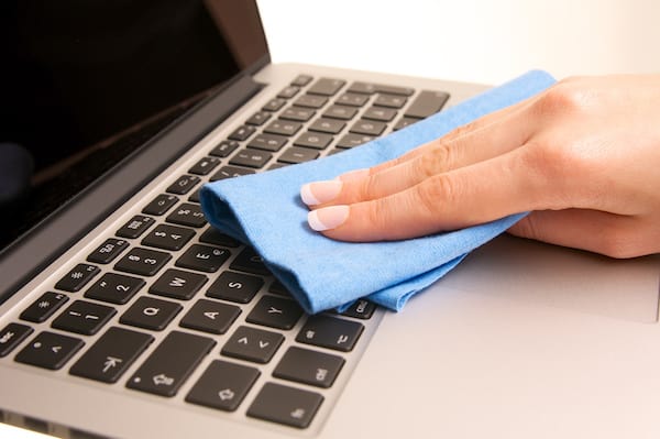 Zašto je važno redovno čistiti laptop od prašine?